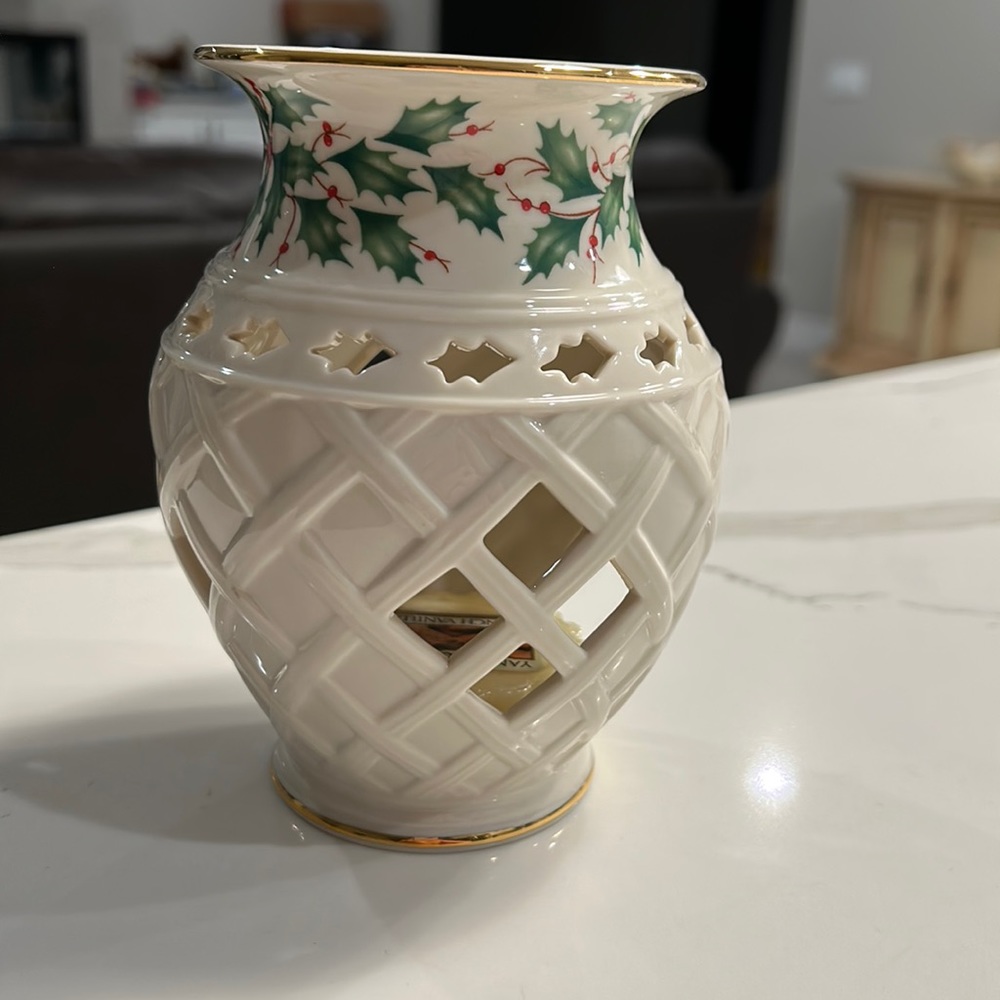 Lenox Holiday fragrance warmer with Yankee candle (French vanilla tart).